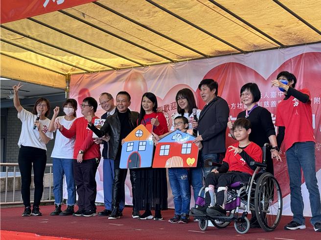 台中在地企业家蓝正雄（左五）大方捐出500万经费，协助十方启能中心改善教学环境及加强园区安全工程，19日举办捐赠仪式，学童送上卡片感谢。（潘虹恩摄）
