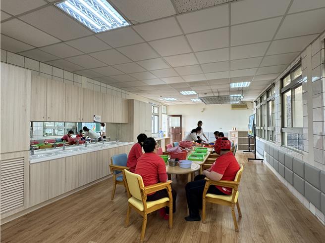 台中十方启能中心位处大坑山区，2021年后山因大雨发生土石流压垮马路，教室也受影响，台中在地企业家蓝正雄日前先捐出200万协助改善教学环境，后又大方捐出500万经费。（潘虹恩摄）