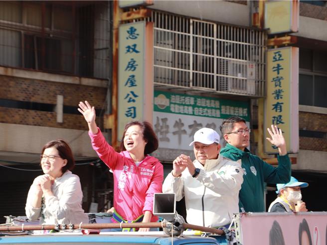 民进党台中七选区立委何欣纯（左二）连任成功，19日也将约260多万选举补助款回馈地方多家社福机构与母校，，盼以实际行动让更多弱势族群得到更多社会关怀。（取自何欣纯脸书／潘虹恩台中传真）