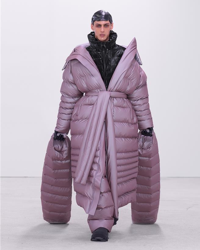 颇具趣味的3D列印人像，连衣服也是，Rains表现了品牌幽默的一面。（Rains提供／黄唯淯台北传真）