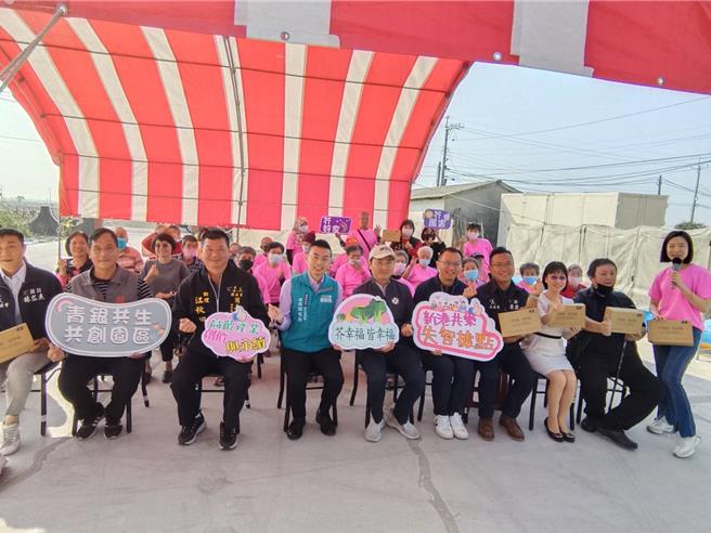 嘉義縣新港鄉海瀛青銀共生活力園區今天發表「芥幸福」淺漬菜成果。（廖素慧攝）