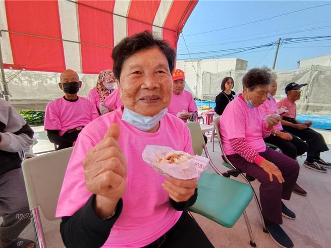 長輩吃著自己的拿手菜，幸福洋溢，笑咪咪。（廖素慧攝）