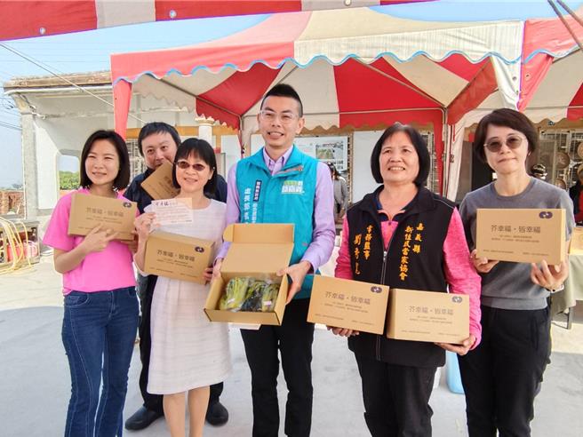 嘉義縣新港鄉海瀛青銀共生活力園區發表「芥幸福」淺漬菜成果，是長輩的拿手菜。（廖素慧攝）