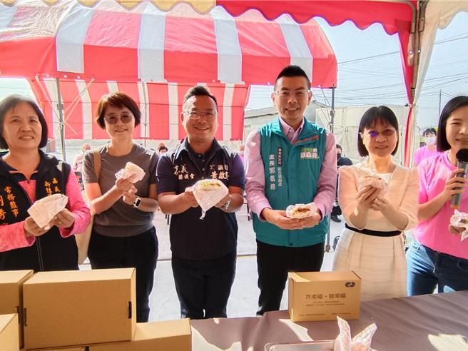 嘉縣府綜合規劃處長郭凱迪、縣議員黃啟豪吃「芥幸福」淺漬菜飯糰，滿滿幸福滋味。（廖素慧攝）