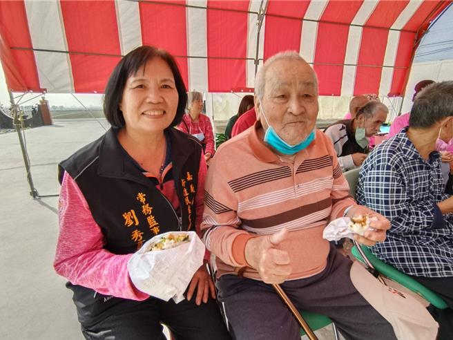 新住民當家協會常務監事劉秀寬與父親吃「芥幸福」淺漬菜飯糰，共享濃濃親情。（廖素慧攝）