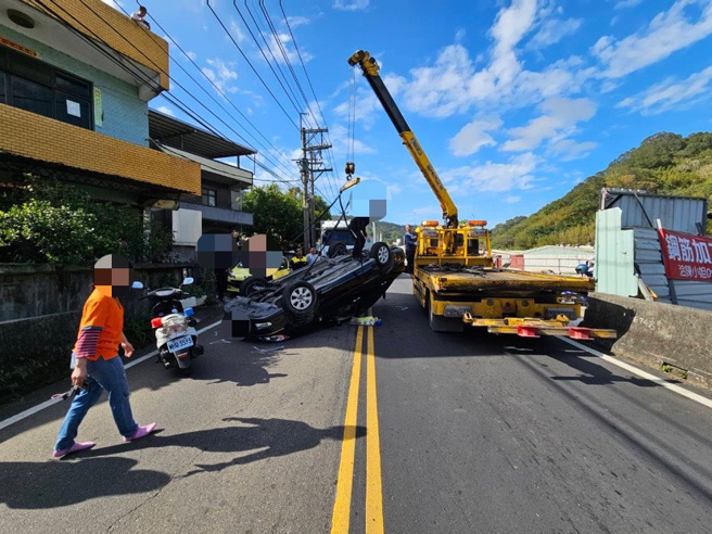今19日下午13時許，新北市五股區民義路二段發生一起翻車意外，48歲張姓女駕駛疑過彎操作不慎導致翻車。（圖／警方提供）