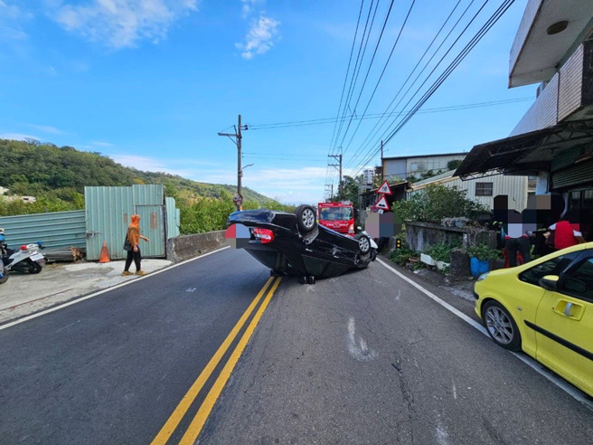 今19日下午13時許，新北市五股區民義路二段發生一起翻車意外，48歲張姓女駕駛疑過彎操作不慎導致翻車。（圖／警方提供）