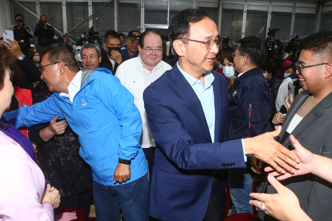 新北市長侯友宜（左）、國民黨主席朱立倫（右）19日出席2024總統立委大選新北市感恩茶會，兩人謝謝大家的支持。（鄧博仁攝）