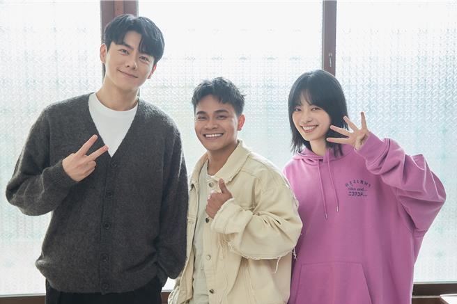 邱军（中）邀来李程彬（左）、新生代演员陆夏演出新歌MV。（索尼音乐提供）