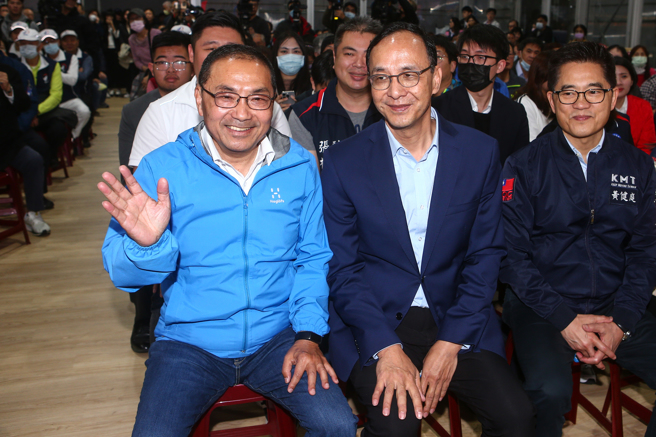 新北市長侯友宜（左）、新北市長侯友宜（左）、國民黨主席朱立倫（右）19日出席2024總統立委大選新北市感恩茶會，兩人謝謝大家的支持。（鄧博仁攝）國民黨主席朱立倫（右）19日出席2024總統立委大選新北市感恩茶會，兩人謝謝大家的支持。（鄧博仁攝）