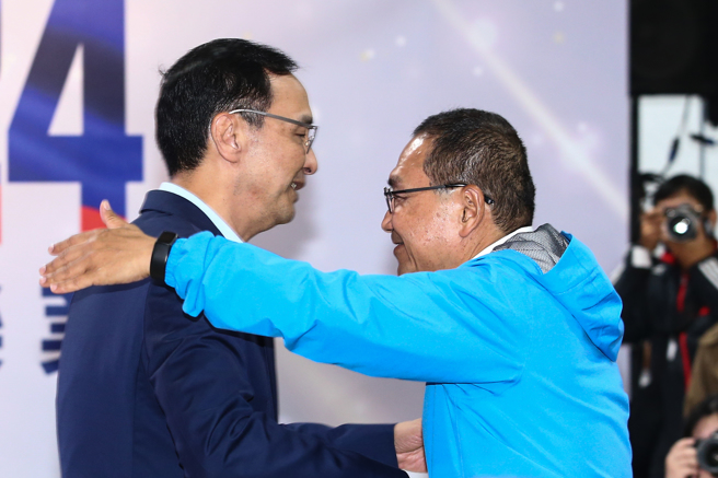 新北市長侯友宜（右）、國民黨主席朱立倫（左）19日出席2024總統立委大選新北市感恩茶會，兩人相互擁抱加油。（鄧博仁攝）