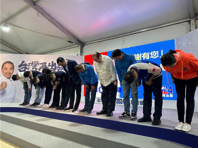 国民党主席朱立伦、新北市长侯友宜、前秘书长李乾隆等人一字排开，向支持者鞠躬表达谢意。（高钧麟摄）