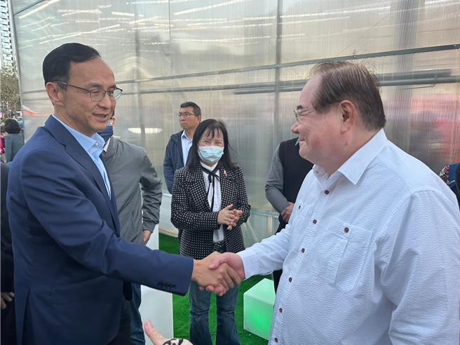 国民党主席朱立伦抵达会场时，向党内同志握手致意。（高钧麟摄）