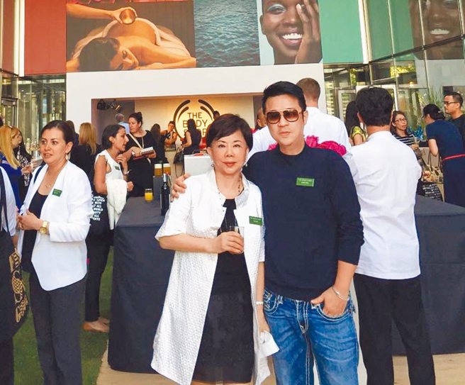 台湾「THE BODY SHOP美体小舖」创办人黄慧娟（左）获颁THE BODY SHOP亚太区终身成就奖；图右为董事长曾峙屏。（图／本报资料照）