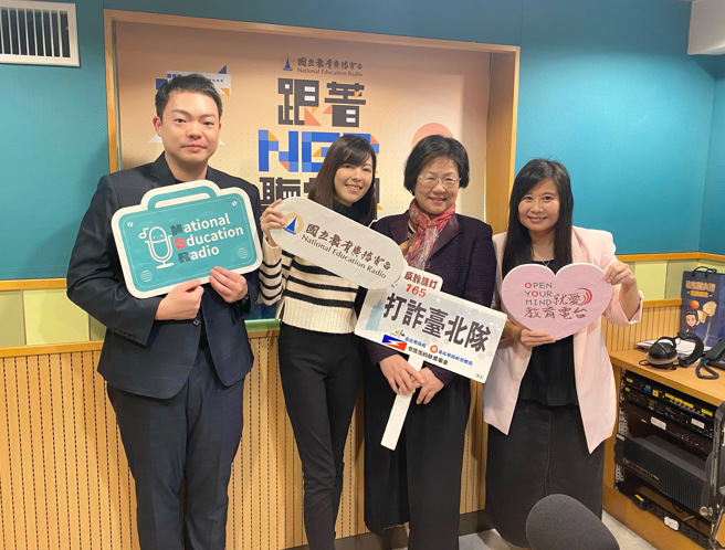 北市警保安大队员警许荣国与TVBS新闻主播钱丽如上教育电臺录制识诈宣导节目。(戴志扬翻摄)