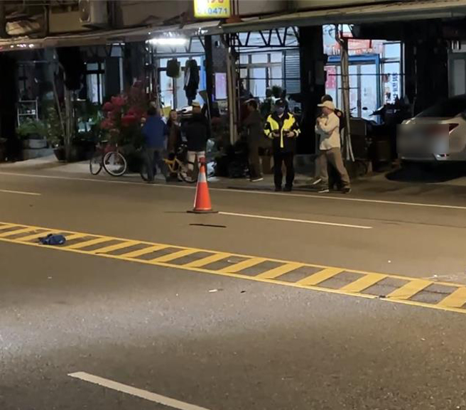 台東男子穿越台9線遭小客車撞擊。（讀者提供／蔡旻妤台東傳真）