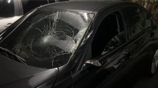 台東男子徒步穿越台9線遭車輛撞擊。肇事小客車。（讀者提供／蔡旻妤台東傳真）