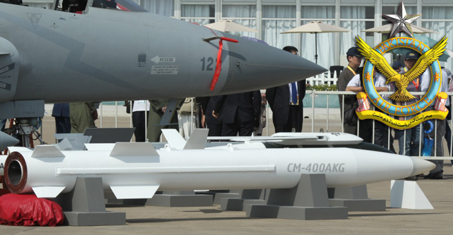 梟龍戰機（JF-17）與中國航空工業集團（AVIC）的CM-400AKG超音速反艦飛彈。（巴基斯坦國防部）