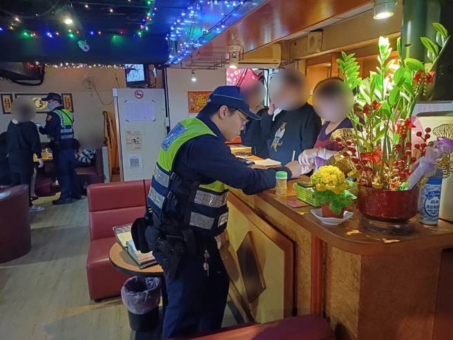 新北市中和分局为严防治安事件发生，以优势警力，执行闭锁式威力临检扫荡、稽查工作。（图／警方提供）