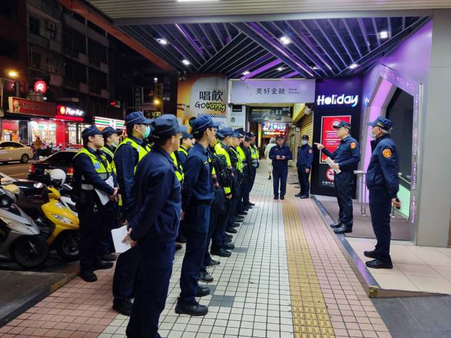 新北市中和分局为严防治安事件发生，以优势警力，执行闭锁式威力临检扫荡、稽查工作。（图／警方提供）