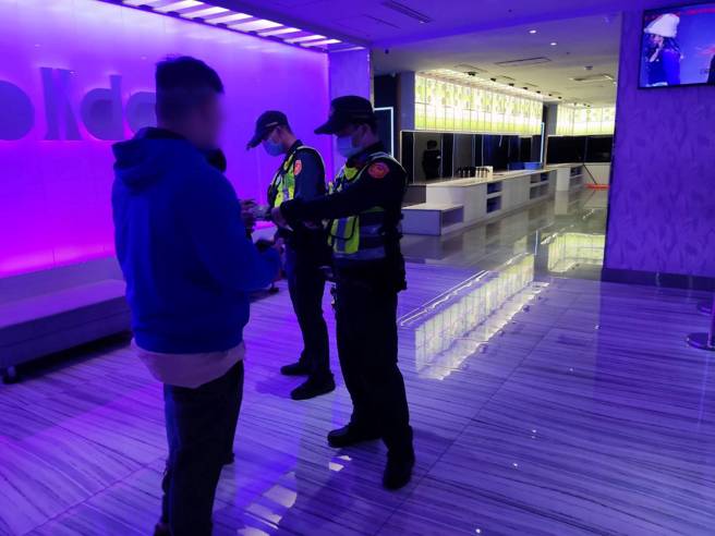 新北市中和分局为严防治安事件发生，以优势警力，执行闭锁式威力临检扫荡、稽查工作。（图／警方提供）