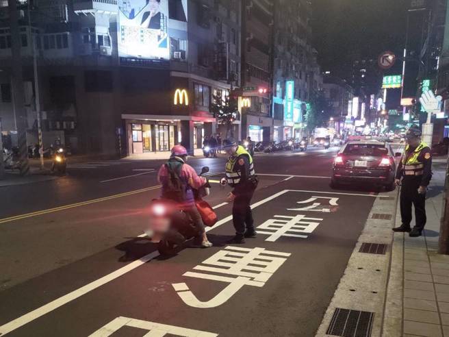 新北市中和分局为严防治安事件发生，以优势警力，执行闭锁式威力临检扫荡、稽查工作。（图／警方提供）