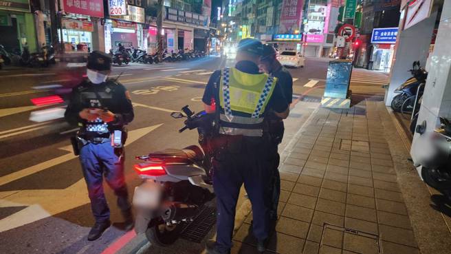 新北市中和分局为严防治安事件发生，以优势警力，执行闭锁式威力临检扫荡、稽查工作。（图／警方提供）