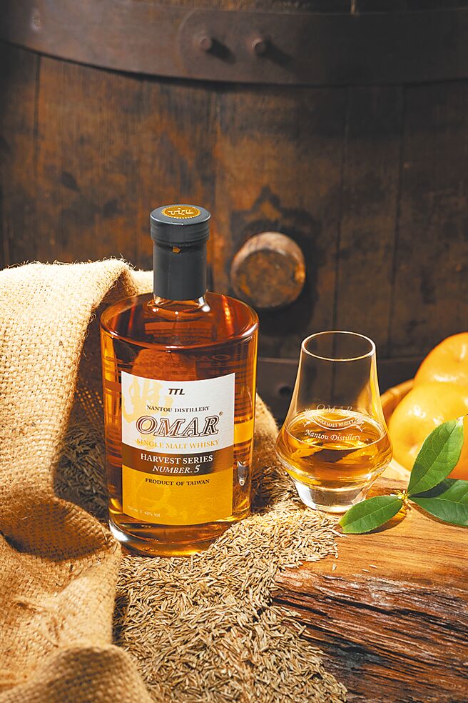 台酒因应春节需求，推出限量OMAR威士忌丰收系列No.5，引起品酒社团及收藏家抢购。图／台酒提供