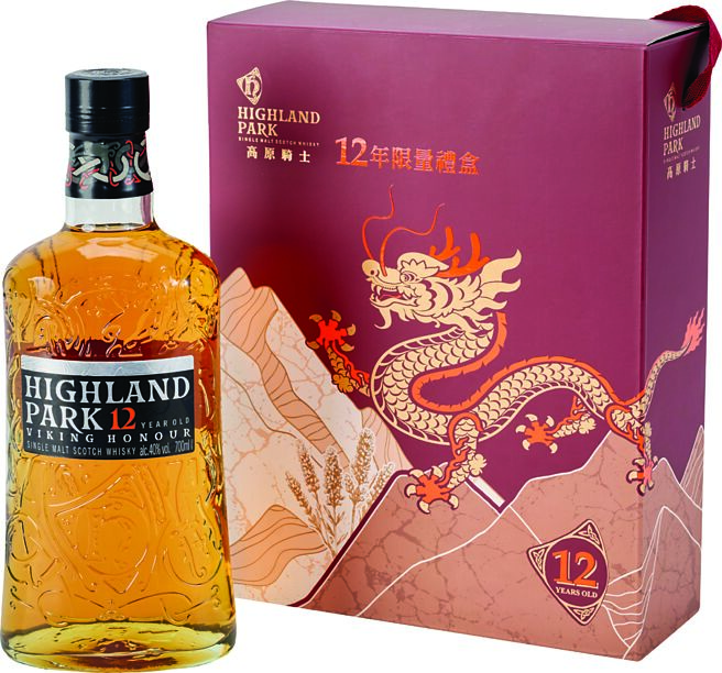 「高原騎士12年單一麥芽威士忌」推「台灣龍年新春限量禮盒」（內含露營收納側袋乙個，市價658元），建議售價：1,350元。圖／業者提供