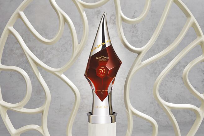 全球仅有七瓶的「格兰冠The Glen Grant Devotion 70年」独特酒瓶皆以令人着迷的宝石造型艺术品呈现，每瓶装饰的花卉图案都不一样，这些独特且别具意义的花卉都是已故女王生前所喜爱的花卉，这让每一瓶酒成为独一无二，举世无双的当代艺术品。独献台湾收藏家的六号酒瓶上的银色酒盖装饰的花卉，是曾用于女王的银禧庆典的秋海棠（Begonia），在瓶身上显得华美璀璨、缤纷夺目。图／业者提供
