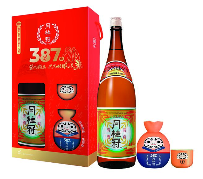 爱买量贩「月桂冠387th周年纪念酒匠壶杯」年节礼盒，建议售价：750元（1,800ML）。图／业者提供