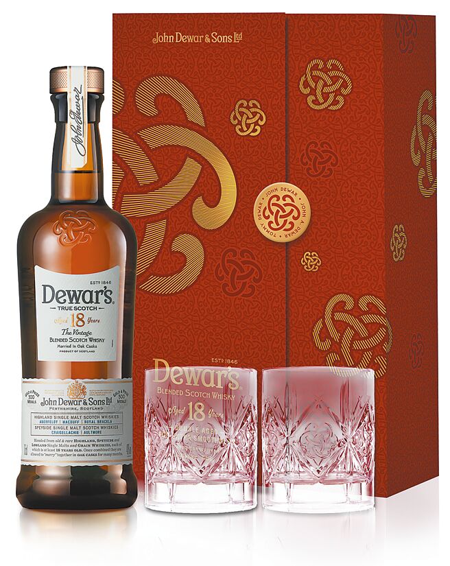 「帝王18年蘇格蘭威士忌」石楠花蜜的水果香氣，春節雙入威杯禮盒附贈威士忌杯二只。建議售價：1,950元。圖／業者提供