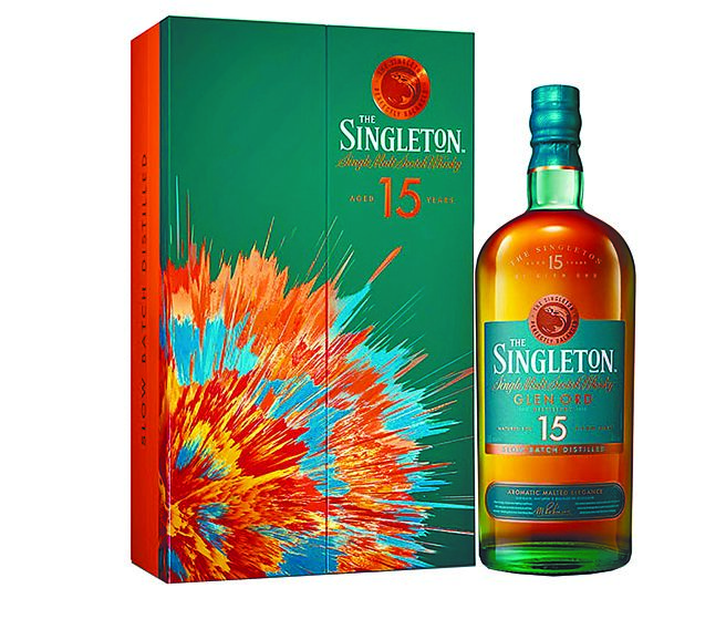 獨創「雙溫慢淬」延時工法，緩蒸慢餾延長酒液與銅對話的時間，「蘇格登15年單一麥芽威士忌」只要輕啜一口就能感受到芬芳滿溢，盡顯精湛慢工藝，是一款造就首席優雅醇順之作。「蘇格登15年2024花火版禮盒」建議售價：2,080元。圖／業者提供