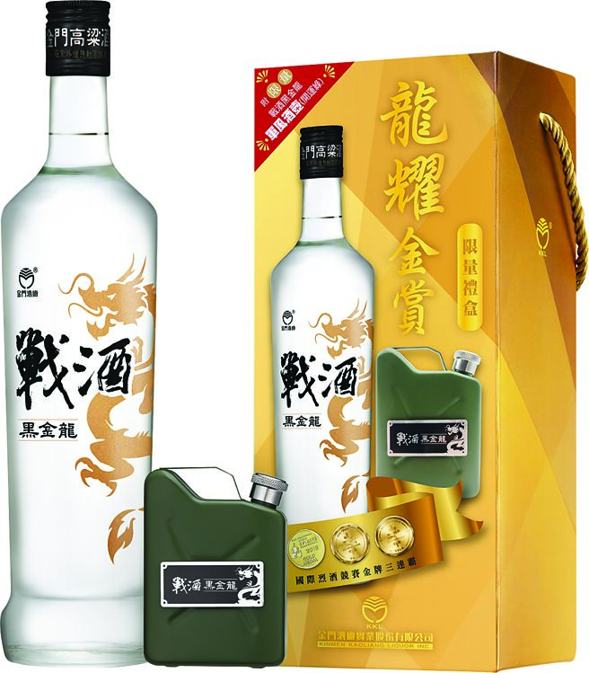 「战酒黑金龙」新春限定礼盒，容量：0.56L，酒精浓度：46％，购买通路：全联福利中心、菸酒专卖店（附赠军风绿酒壶）。图／业者提供