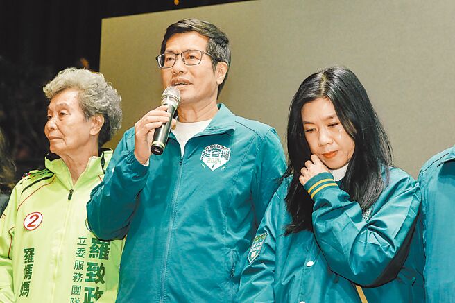 2024总统立委大选期间，民进党立委罗致政（中）接连被爆出不雅影片及「录音门」事件，都归咎「境外介选」。（本报资料照片）