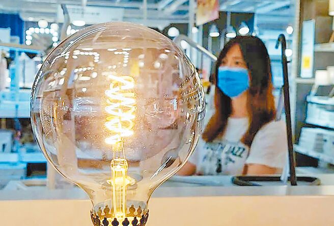 台电亏损严重，工商界认为，政府应认真检视能源配比是否出了问题。图为节能灯泡。 （本报资料照片）