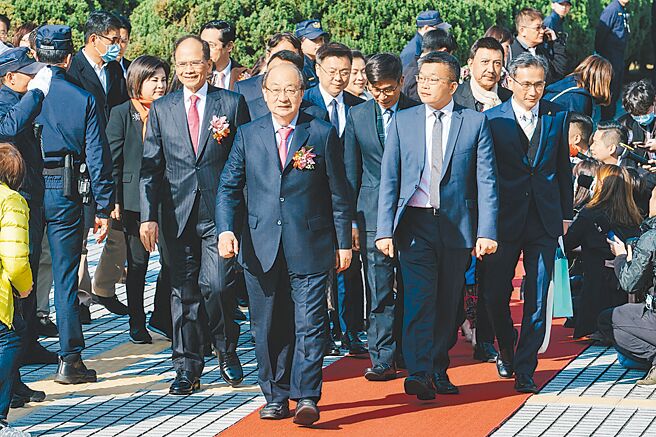 第11届立法院开议在即，由于蓝绿白三党不过半，外界认为，未来立法院将烽火不断。图为第10届立委宣誓报到时的画面。（本报资料照片）