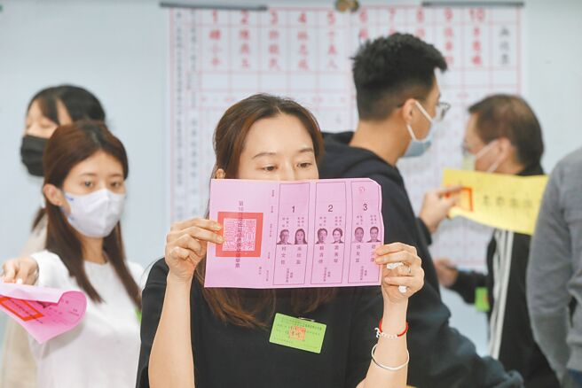 中选会17日移送25件作票造谣案。图为选务人员开票示意图，与新闻事件无关。（本报资料照片）