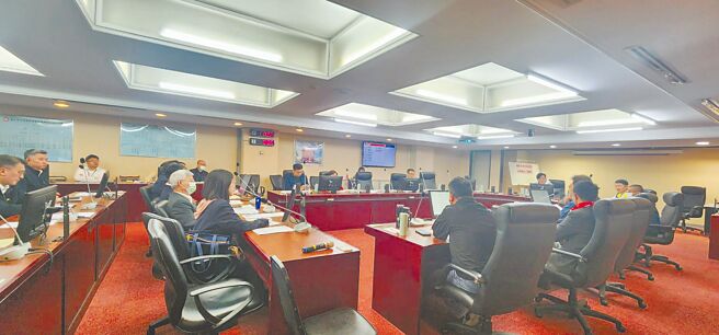 暫擱多時的台北市警察局「監視器網路傳輸費用」5.5億元預算案，18日在警政衛生委員會審議下通過一讀，後續交付議會大會進行二讀程序。（黃敬文攝）