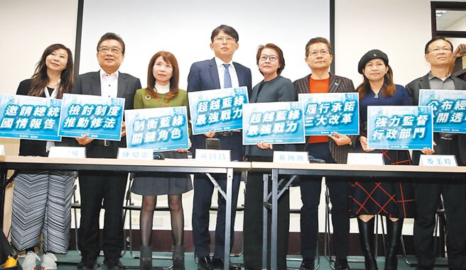 選後柯文哲如果又自打嘴巴，和「良心被狗啃」的民進黨合作，則證明民眾黨的黨格也有問題。（圖／本報系資料照）