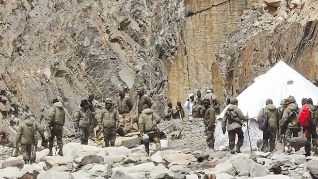 中印雙方2020年6月在加勒萬河谷（Galwan Valley）發生衝突，造成至少20名印度軍人和4名中國軍人喪生。（摘自大陸央視）