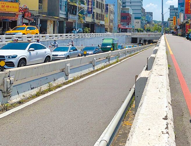 新竹市政府斥资1.1亿元整修西大路地下道，却遭蓝白议员指出工程品质堪虑。（本报资料照片）