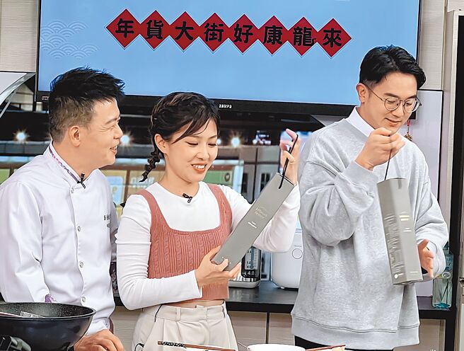 「高雄首選農產禮盒」直播販售活動，由經發局局長廖泰翔（右一）與市府發言人周璟瑜（右二）帥哥美女組合，與線上直播觀眾活潑互動。（高雄市農業局提供／林雅惠傳真）