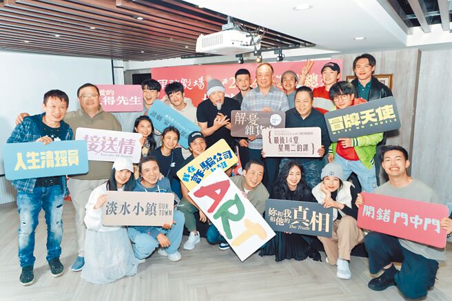 黃嘉千（前排左起）等藝人16日晚間出席果陀劇場尾牙。（果陀劇場提供）