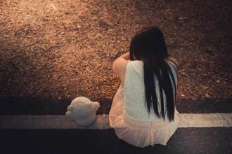 父過世返鄉奔喪！樓下辦喪事 色阿北樓上染指國小姪女