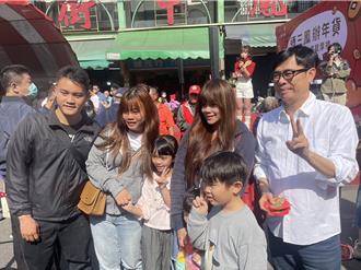 「高雄過好年」三鳳中街開跑　陳其邁首發龍年小紅包