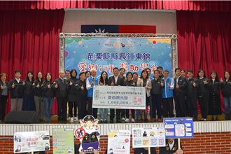 苗栗縣長鍾東錦連5年 捐百萬薪當獎學金 200位學子受惠