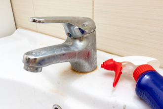 浴室水龍頭超髒 她推全聯1物秒除水垢：一噴閃亮如新