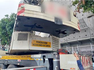 北市中華路吊車操作不慎  擦撞公車車頂　幸無人傷