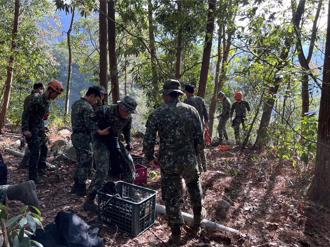 找到了！特種兵休假打獵墜百米斷崖 軍方尋獲已身亡